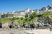 Frankreich. Normandie. Departement Manche. Granville im Sommer. Blick von der Küste bei Ebbe. Touristen beim Sonnenbaden.