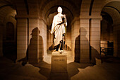 Frankreich. Paris. 5. Bezirk. Das Pantheon. Die Krypta. Grabmal und Skulptur von Voltaire.