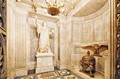 Frankreich. Paris. 7. Bezirk. Hotel Invalide. Armeemuseum. Das Grab von Napoleon. Die Kammer der Reliquien. Statue, die Napoleon 1. darstellt.