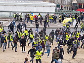 26. Januar 2019. Paris. Place de la Bastille. Demonstration der Gelbwesten gegen die Politik der Regierung Macron. Akt 11. Demonstranten fliehen vor einem Polizeieinsatz.
