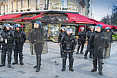 16. März 2019. Paris. Demonstration der „Gelbwesten“ gegen die Politik der Regierung Macron. Akt 18. Champs Elysees. Gruppe von Polizisten, die das von Demonstranten verbrannte Café Fouquet's schützen.