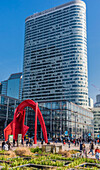 Grand Paris (Großraum Paris), Büroviertel La Defense, Gebäude Coeur Defense (CB11) (2001) und Skulptur von Alexandre Calder (Araignee Rouge ou Grand Stabile Rouge) 1976 (Rote Spinne)