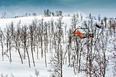 Norwegen,Stadt Tromso,rotes isoliertes Haus im Schnee