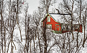 Norwegen,Stadt Tromso,rotes isoliertes Haus im Schnee