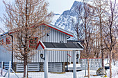 Norwegen,Stadt Tromso,Insel Senja,Ballesvika Fjord,Haus im Schnee