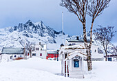 Norwegen,Stadt Tromso,Insel von Senja,Dorf von Mefjardvaer unter dem Schnee