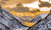 Norwegen,Stadt Tromso,Insel Senja,Fjord mit Schnee bedeckt bei Sonnenuntergang