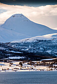 Norwegen,Stadt Tromso,Fjord mit Schnee bedeckt