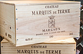 Frankreich,Nouvelle-Aquitaine,Medoc,Kiste mit Weinflaschen des Schlosses Marquis de Terme, "Grand cru classe" (Zertifiziertes Zweites Wachstum) der AOC Margaux (Kontrollierte Herkunftsbezeichnung)
