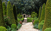 Frankreich,Perigord,Dordogne,Cadiot Gardens in Carlux (Gütesiegel „Bemerkenswerter Garten“),Weg mit beschnittenen Eiben