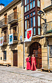 Spanien,Rioja,Mittelalterliche Tage von Briones (Festival von nationalem touristischem Interesse),Teilnehmer in Kostümen vor einem typischen Haus