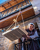 Spanien,Rioja,Mittelalterliche Tage von Briones (als Fest von nationalem touristischem Interesse erklärt),kostümierte Frau auf ihrem Balkon