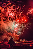 Frankreich,Gironde,Saint Emilion,Feierlichkeiten zum 20. Jahrestag der Eintragung in die UNESCO-Welterbeliste,Pyrotechnik-Show über dem Tour du Roy