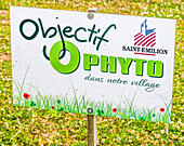 Frankreich,Gironde,Saint Emilion (UNESCO-Weltkulturerbe),Schild, das über das Ziel "pflanzenschutzmittelfrei" im Dorf informiert