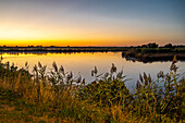 Frankreich,Arcachon-Bucht (Bassin d'Arcachon),Audenge,Sonnenuntergang über einem Teich der Domaine de Certes et Graveyron (Conservatoire du Littoral)