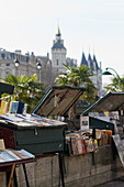France,Paris,75,4th arrondissement,Quai de Gesvres,green boxes belonging to the Bouquinistes of Paris