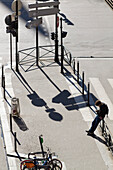 Frankreich,Paris,75,8.Arrondissement,Rue Tronchet,junger Mann schaut auf sein Handy auf einer leeren Esplanade,Winter;