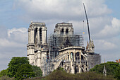 Frankreich,Paris,75,1.Arrondissement,Ile de la Cite,die Apsis der Kathedrale Notre-Dame von Paris nach dem Brand,das Gerüst an der Kreuzung des Querschiffs wo sich die Turmspitze befand,17.April 2019