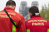 Frankreich,Paris,75,1. Arrondissement,Ile de la Cite,junge Feuerwehrleute vor der Kathedrale Notre-Dame von Paris nach dem Brand,16. April 2019
