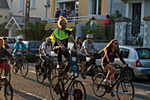 Frankreich,Mündungsgebiet der Loire,Indre,44 "Veloparade" während der Veranstaltung "Debord de Loire" zwischen Saint Nazaire und Nantes,vom 23. bis 26. Mai 2019 (Menschen, die die maritime Parade auf ihren Fahrrädern verfolgen)