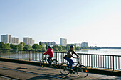 Frankreich,Nantes,44,Pirmilbrücke,Radfahrer auf dem Weg zur Arbeit mit dem Fahrrad.