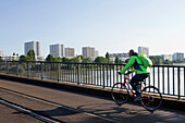 Frankreich,Nantes,44,Pirmilbrücke,Radfahrer auf dem Weg zur Arbeit mit dem Fahrrad.