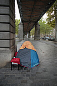Frankreich,Paris,75,13. Arrondissement,Boulevard Blanqui,Obdachlosenzelt unter dem Skytrain aufgestellt.