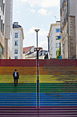 Frankreich,Nantes,44,rue Beaurepaire,Treppe mit den Farben der Regenbogenflagge, dem Symbol der LGBT-Bewegung.