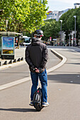 Frankreich,Nantes,44,Cours des 50 Otages,Mann, der sich auf einem elektrischen Monorad, auch E-Rad oder gyroskopisches Rad genannt, bewegt,Mai 2021.