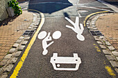 Frankreich,Les Sables d'Olonne,85,Piktogramme sur la voirie symbolisant le partage de la rue entre pietons,cyclistes et automobilistes,mai 2021.
