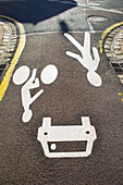 France,Les Sables d'Olonne,85,pictogrammes sur la voirie symbolisant le partage de la rue entre pietons,cyclistes et automobilistes,mai 2021.