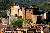 Spanien,Aragon,Provinz Huesca,Alquezar (sierra de guara),die Burg und die Kirche Santa Maria Colliate