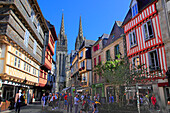 Frankreich,Bretagne,Departement Finistere (29),Quimper,Straße und Kathedrale Kereon