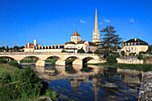 Frankreich,Nouvelle Aquitaine,Vienne department,Saint Savin abbey (Unesco worl heritage) and Gartempe river