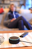 Mit dem Internet verbundener Lautsprecher. Alexa,ein intelligenter persönlicher Assistent, der von Amazons Lab126 entwickelt wurde.