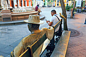 Usa,Puerto Rico,San Juan. Statue des Puerto Ricanischen Komponisten Catalino „Tite“ Curet Alonso in der Plaza de Armas.