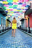 Usa,Puerto Rico,San Juan. Fortaleza street. Umbrellas-Straße