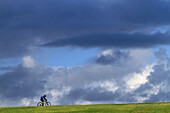Fahrrad und grauer Himmel