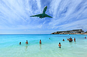 Karibik,Sint Maarten,Flugzeug landet auf Maho Bay Flughafen Karibik