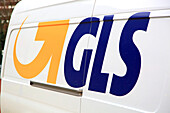 GLS-Markenlogo auf einem Lieferwagen