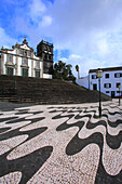 Insel Sao Miguel, Azoren, Portugal. Ribeira Grande. calcada portuguesa. Igreja Matriz de Nossa Senhora da Estrela