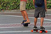 Elektrische Transportmittel. Hoverboard und Elektro-Skateboard