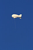 USA, Florida, Wetterballon am blauen Himmel.