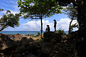 Frankreich,Französische Antillen,Guadeloupe.Pärchen am Meeresufer