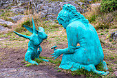 Europa,Skandinavien,Schweden. Pilane Tjoern. Die eigene Kunstgalerie der Natur. Mädchen füttert ein zweiköpfiges Kaninchen von Kim Simonsson
