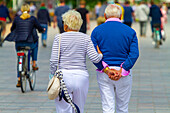 Älteres reiches Paar bei einem Spaziergang