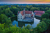 Europa,Deutschland. Nordrhein-Westfalen, Burg Vischering, Münsterland, Landschaft.