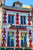 Jupiler-Bierschild an einer alten Fassade in den Hauts de France