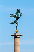 Europa,Skandinavien,Schweden. Schonen. Helsingborg. Statue Sjoefartsgudinnan, Göttin des Meeres, auf einer Säule auf dem Hamntorget
