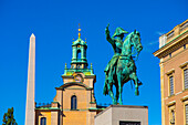 Europa,Skandinavien,Schweden. Stockholm. Statue von Karl XIV. John am Slussplan. Stadtteil Gamla Stan. Die Kathedrale Storkyrkan. Königlicher Palast